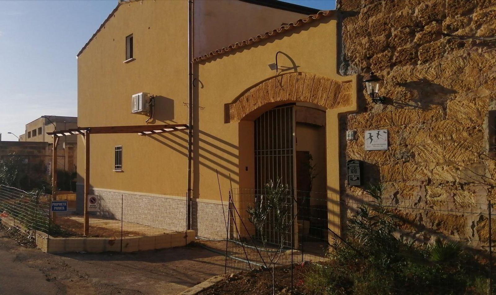 L'ingresso del baglio con l'arco in pietra di tufo
