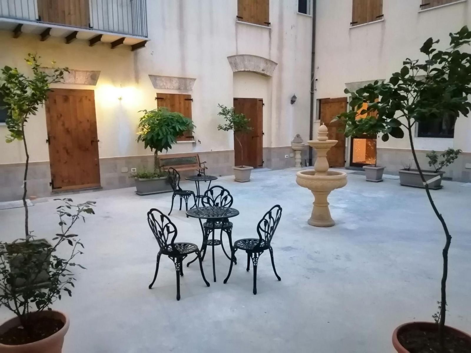 Il cortile interno con la fontana in pietra, di giorno